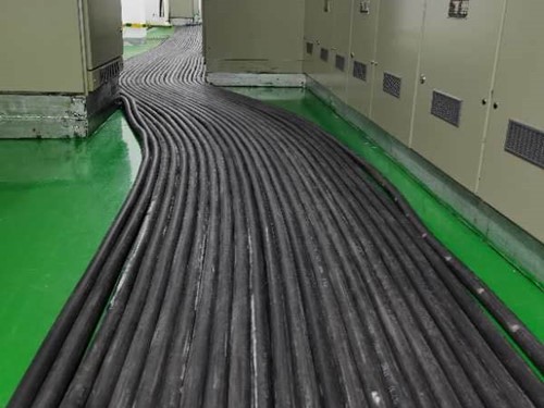 获嘉如何根据理论计算公式计算温度对特定电压测量结果的影响？